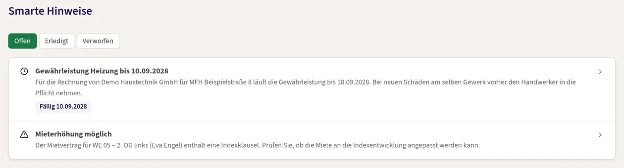 Hinweise des Copilot mit Beispieldaten, etwa zu einer Indexmiete und einer auslaufenden Gewährleistung.