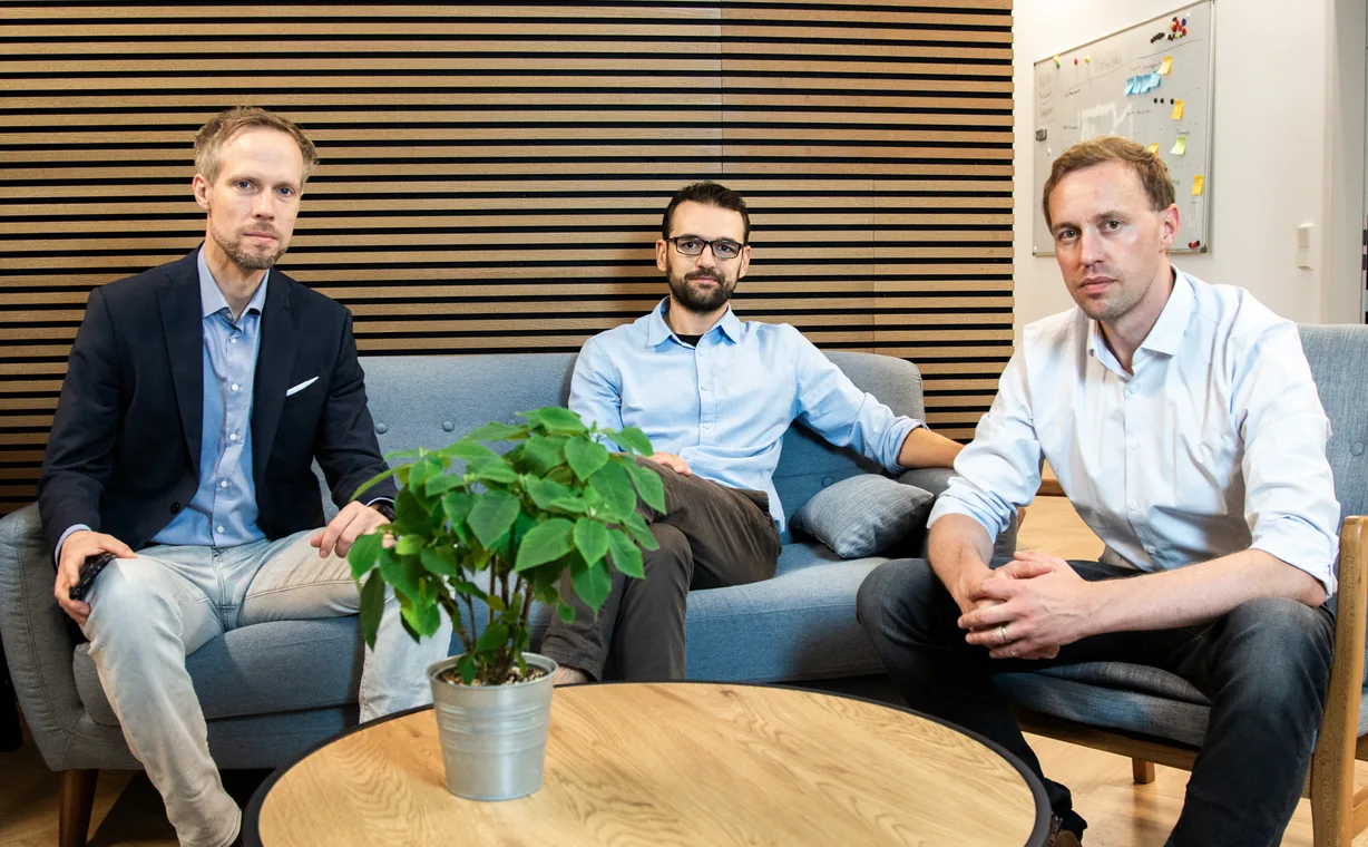 Drei Kollegen auf dem Sofa im Büro